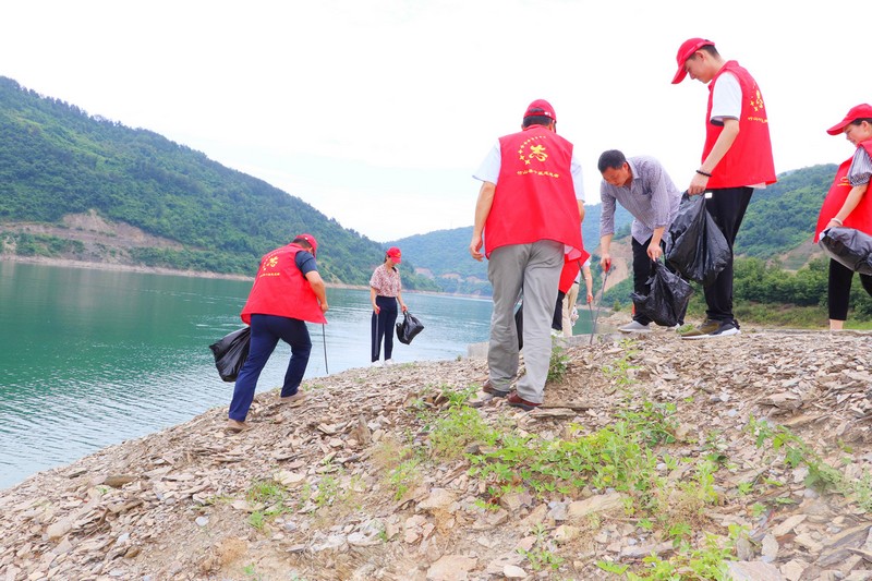 竹山縣小巷里的秘密花園保潔故事