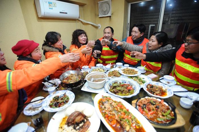 歲月溫情映年夜，保潔員共享溫馨團圓飯